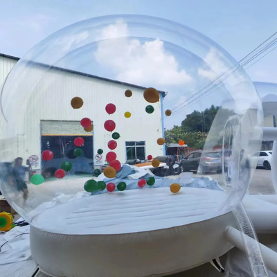 Casa de bolhas transparente ao ar livre com balões