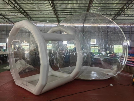 Casa de bolhas transparente ao ar livre com balões