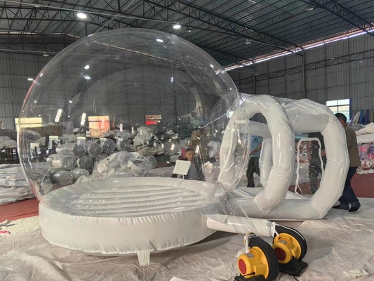 Casa de bolhas transparente ao ar livre com balões