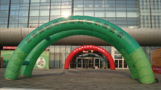 Arco de corrida inflável personalizado de maratona Arco-íris de evento de entrada Arcos de labirinto