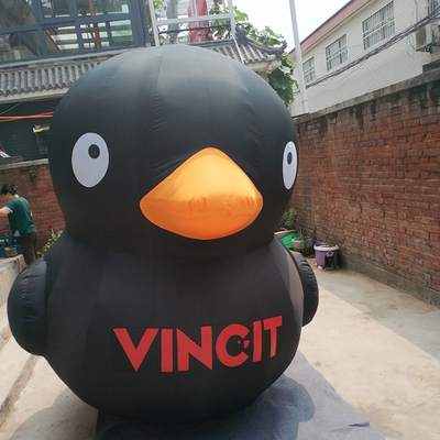 Um pato inflável gigante personalizado publicidade personagens de pássaros animais infláveis em várias formas em promoção de venda