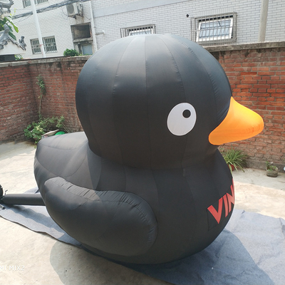 Um pato inflável gigante personalizado publicidade personagens de pássaros animais infláveis em várias formas em promoção de venda
