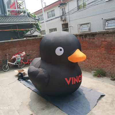 Um pato inflável gigante personalizado publicidade personagens de pássaros animais infláveis em várias formas em promoção de venda