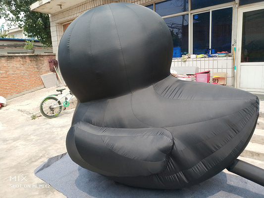 Um pato inflável gigante personalizado publicidade personagens de pássaros animais infláveis em várias formas em promoção de venda